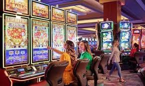 Tampilan layar permainan slot Sweet Bonanza dan Gates of Olympus di platform ligahokie